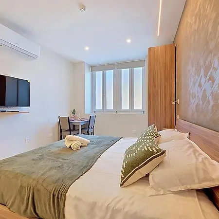 Well-located Near Beaches & Promenade *